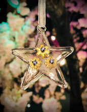 Load image into Gallery viewer, 4cm Clear Glass Star 3 Varied Snowflakes With Diamantes. RG12A
